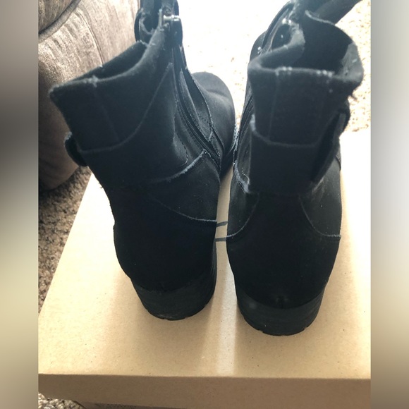 Clarks Mariana Amber black suede boot like new . Worn less than 5 times . - Picture 4 of 5